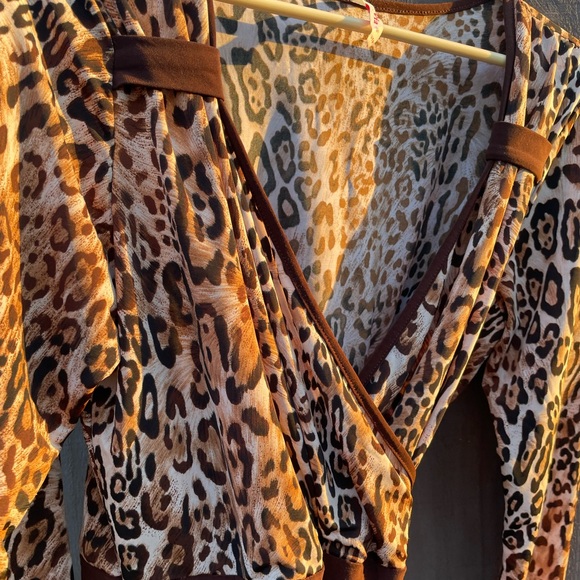 Y2K Tovia leopard print deep vneck top - Picture 13 of 16